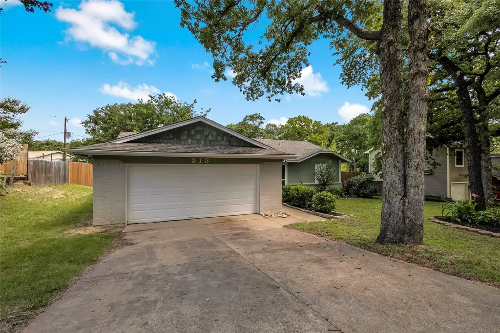 313 High Crest Drive Azle TX 76020