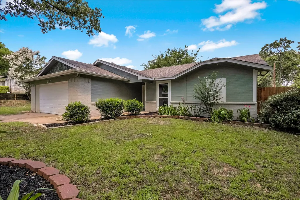 313 High Crest Drive Azle TX 76020