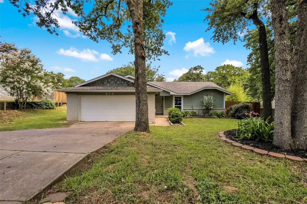 313 High Crest Drive Azle TX 76020
