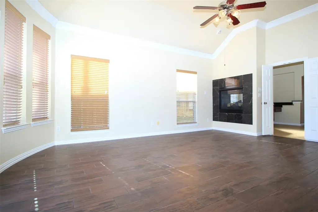 2719 Explorador Grand Prairie TX 75054