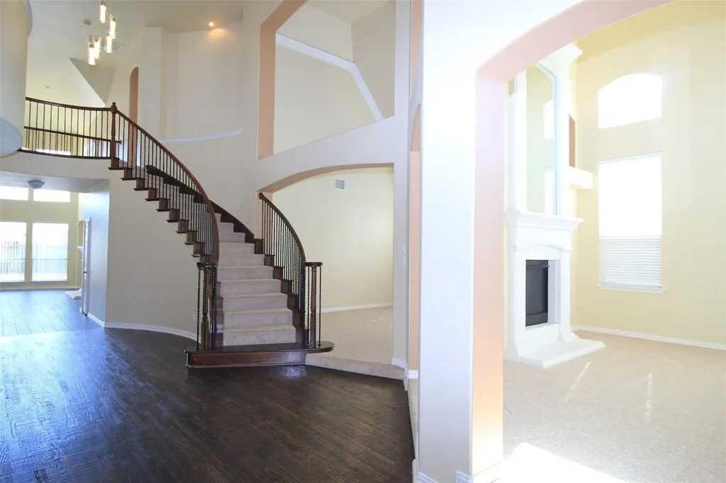 2719 Explorador Grand Prairie TX 75054
