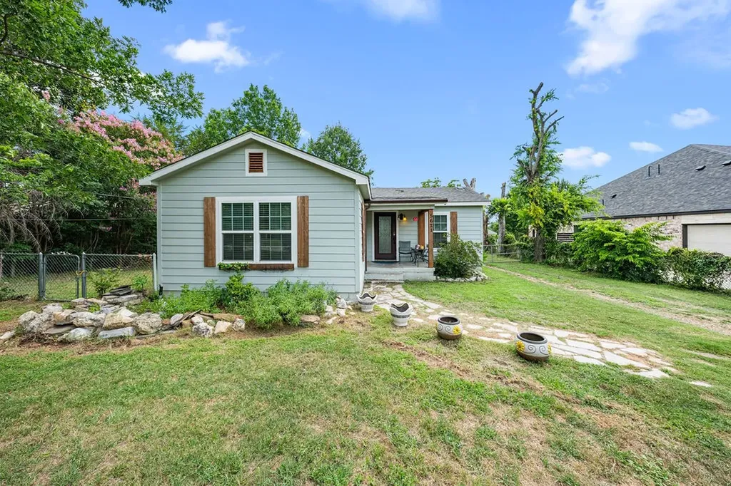 5621 Meandering Road River Oaks TX 76114