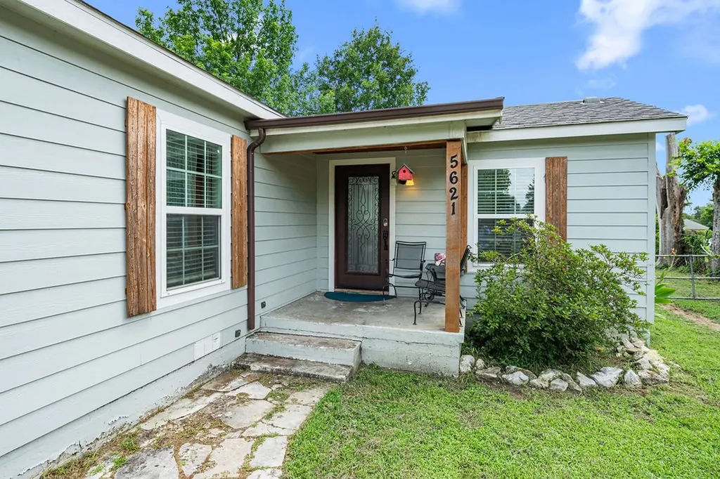 5621 Meandering Road River Oaks TX 76114