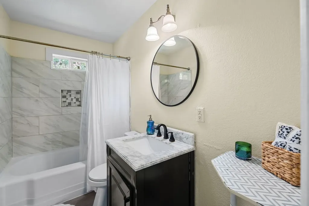 5621 Meandering Road River Oaks TX 76114