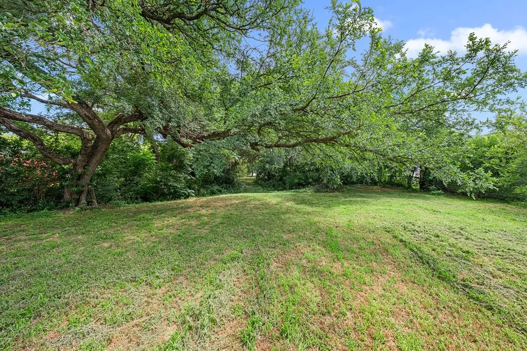 5621 Meandering Road River Oaks TX 76114