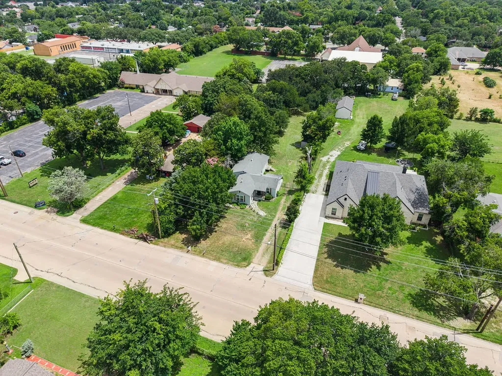 5621 Meandering Road River Oaks TX 76114