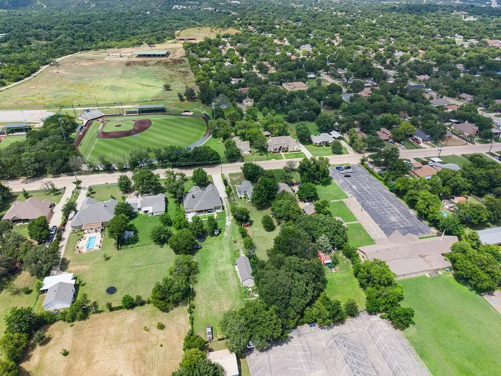 5621 Meandering Road River Oaks TX 76114