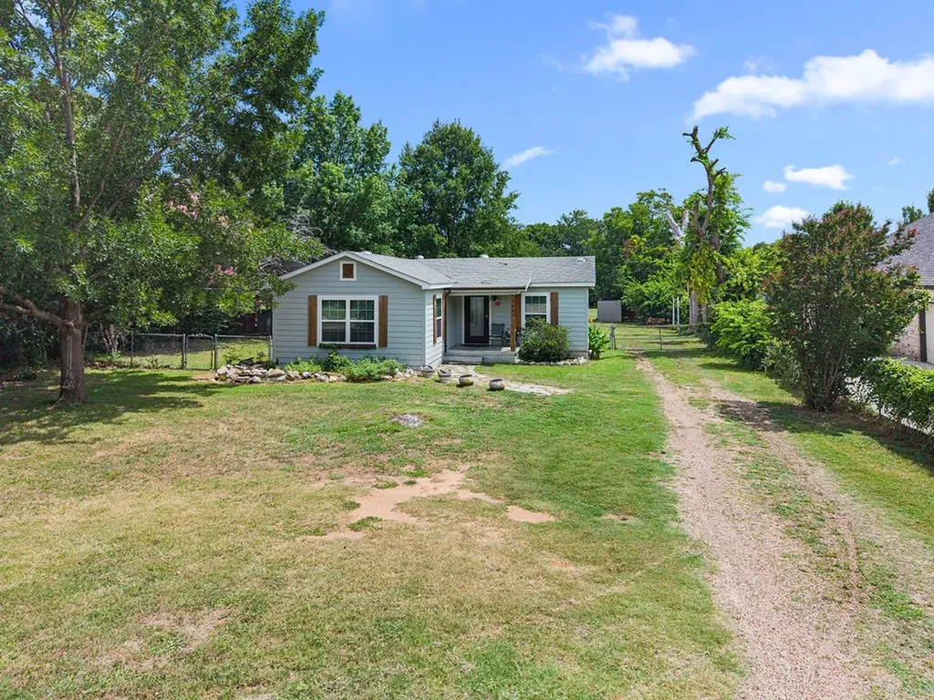 5621 Meandering Road River Oaks TX 76114
