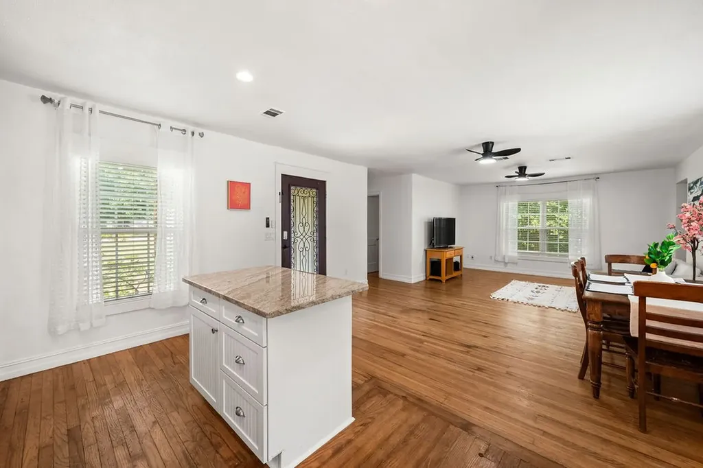 5621 Meandering Road River Oaks TX 76114