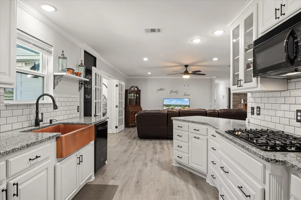 1003 Newell Hudson Oaks TX 76087