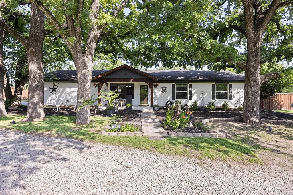 1003 Newell Hudson Oaks TX 76087