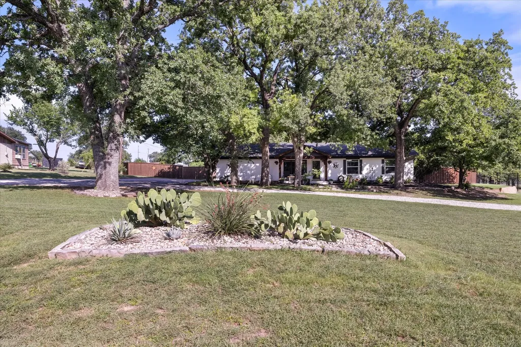 1003 Newell Hudson Oaks TX 76087