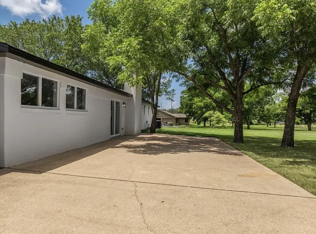 616 E Moonlight Drive Robinson TX 76706
