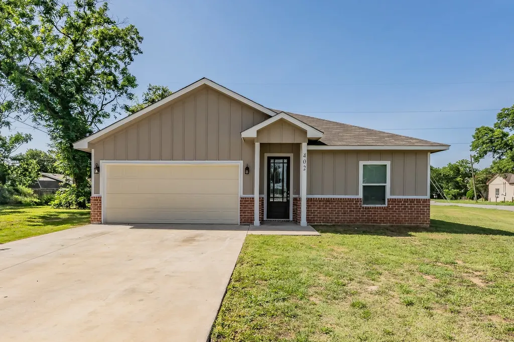 402 S Robbins Street Cleburne TX 76031