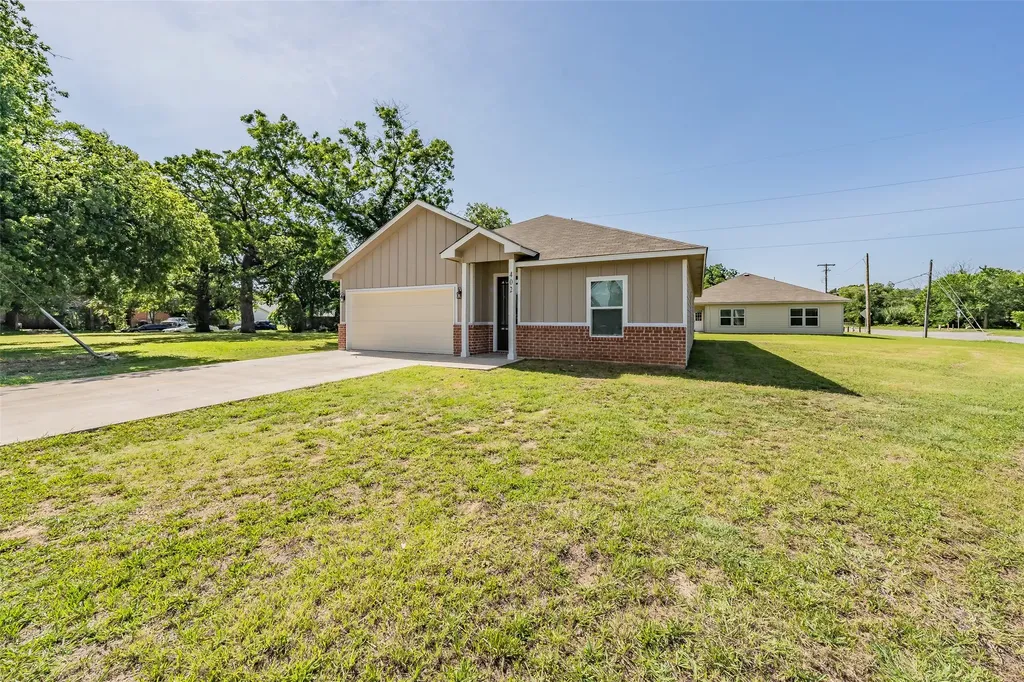 402 S Robbins Street Cleburne TX 76031