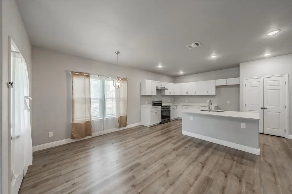 402 S Robbins Street Cleburne TX 76031