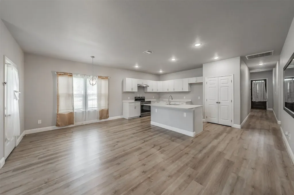 402 S Robbins Street Cleburne TX 76031