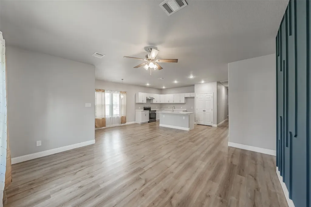 402 S Robbins Street Cleburne TX 76031
