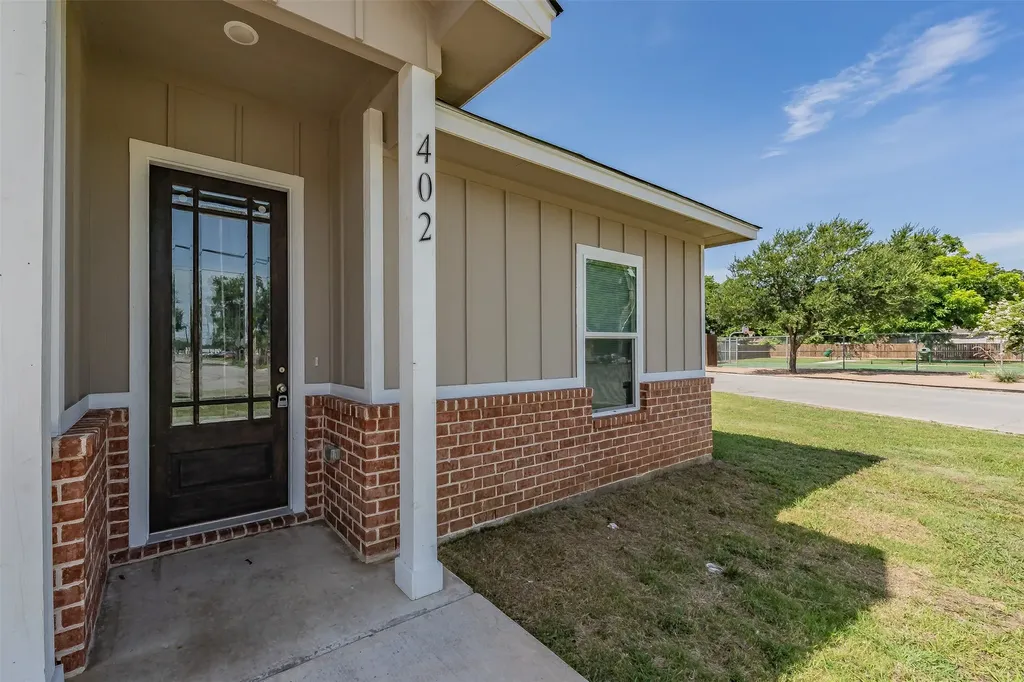 402 S Robbins Street Cleburne TX 76031