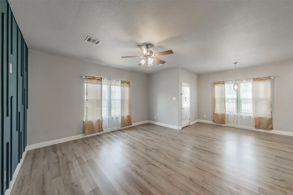 402 S Robbins Street Cleburne TX 76031