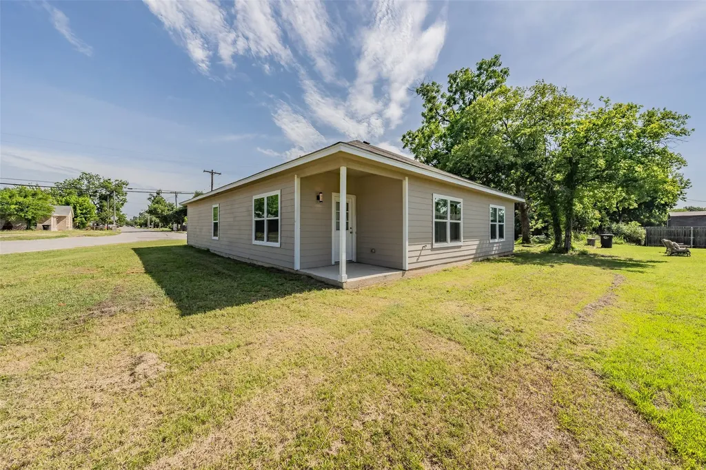 402 S Robbins Street Cleburne TX 76031