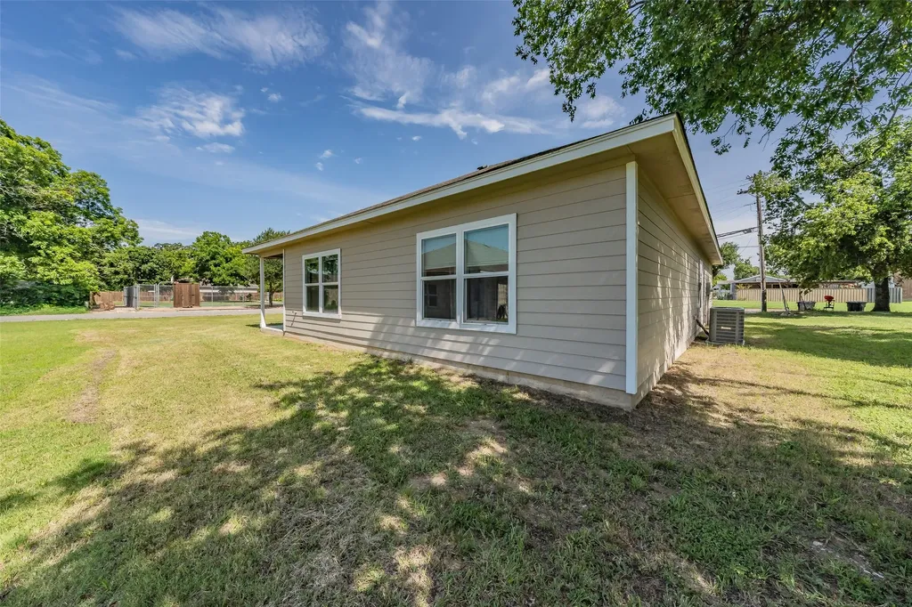 402 S Robbins Street Cleburne TX 76031
