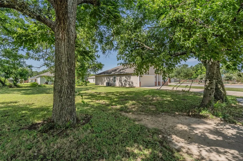 402 S Robbins Street Cleburne TX 76031