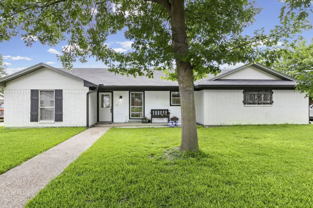 224 Crockett Hewitt TX 76643