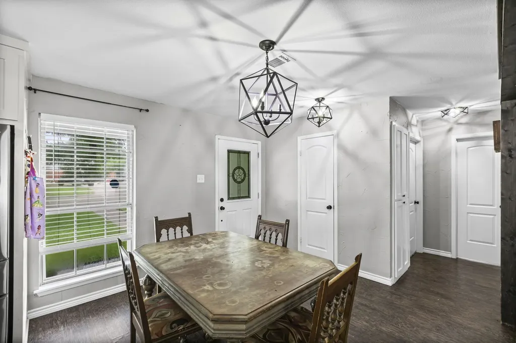 224 Crockett Hewitt TX 76643