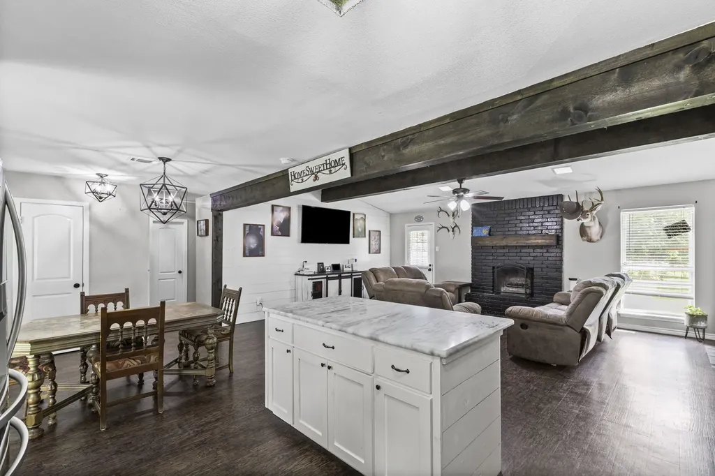 224 Crockett Hewitt TX 76643