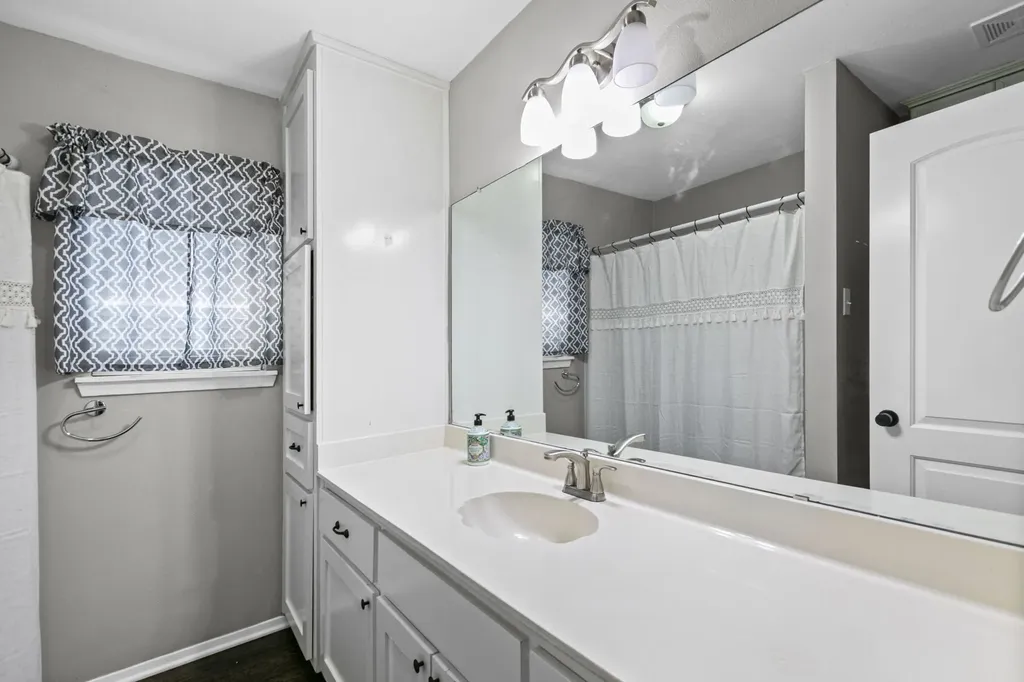 224 Crockett Hewitt TX 76643