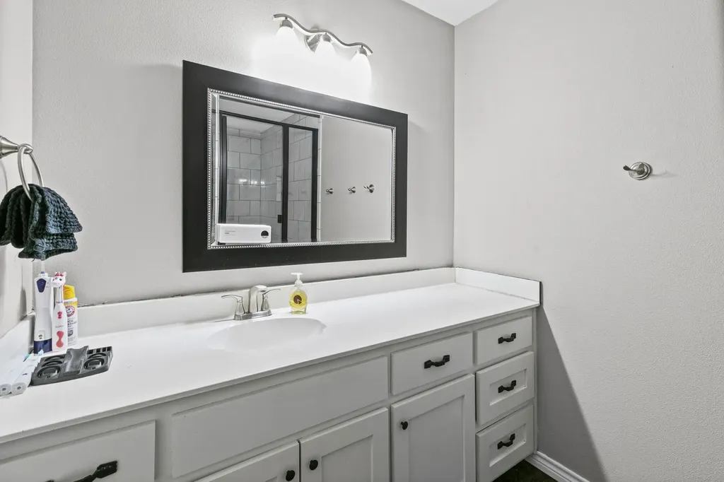224 Crockett Hewitt TX 76643