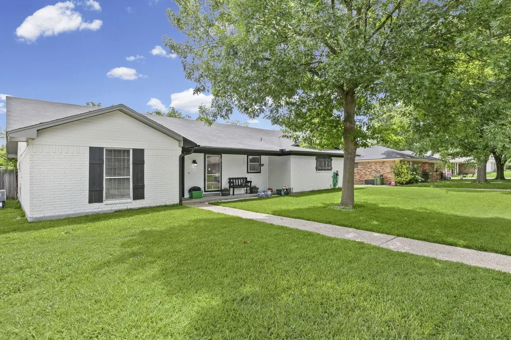 224 Crockett Hewitt TX 76643