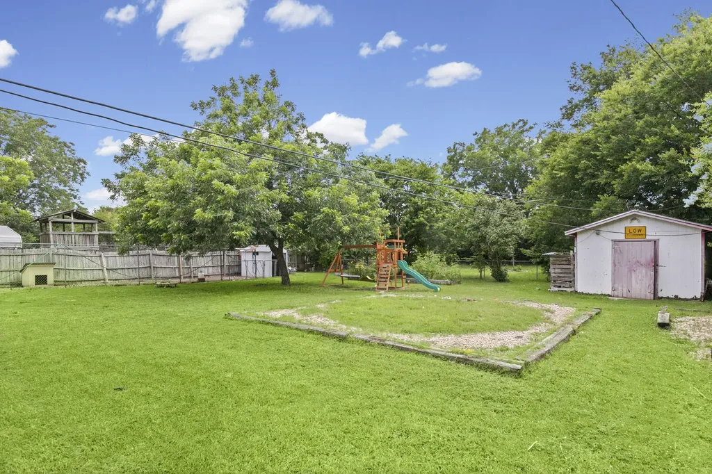 224 Crockett Hewitt TX 76643