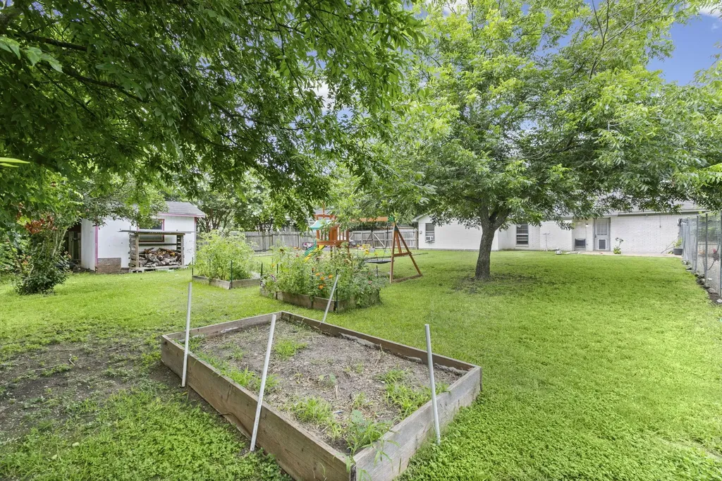 224 Crockett Hewitt TX 76643