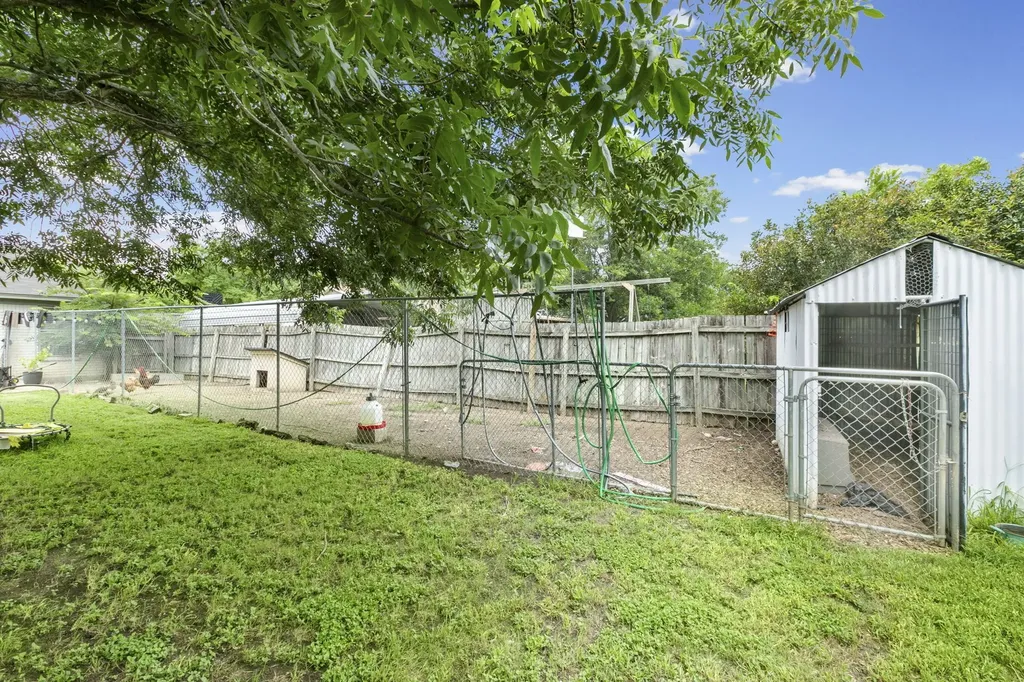 224 Crockett Hewitt TX 76643