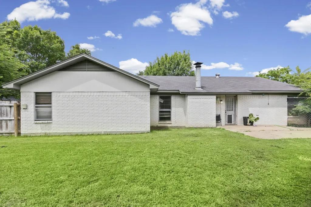 224 Crockett Hewitt TX 76643