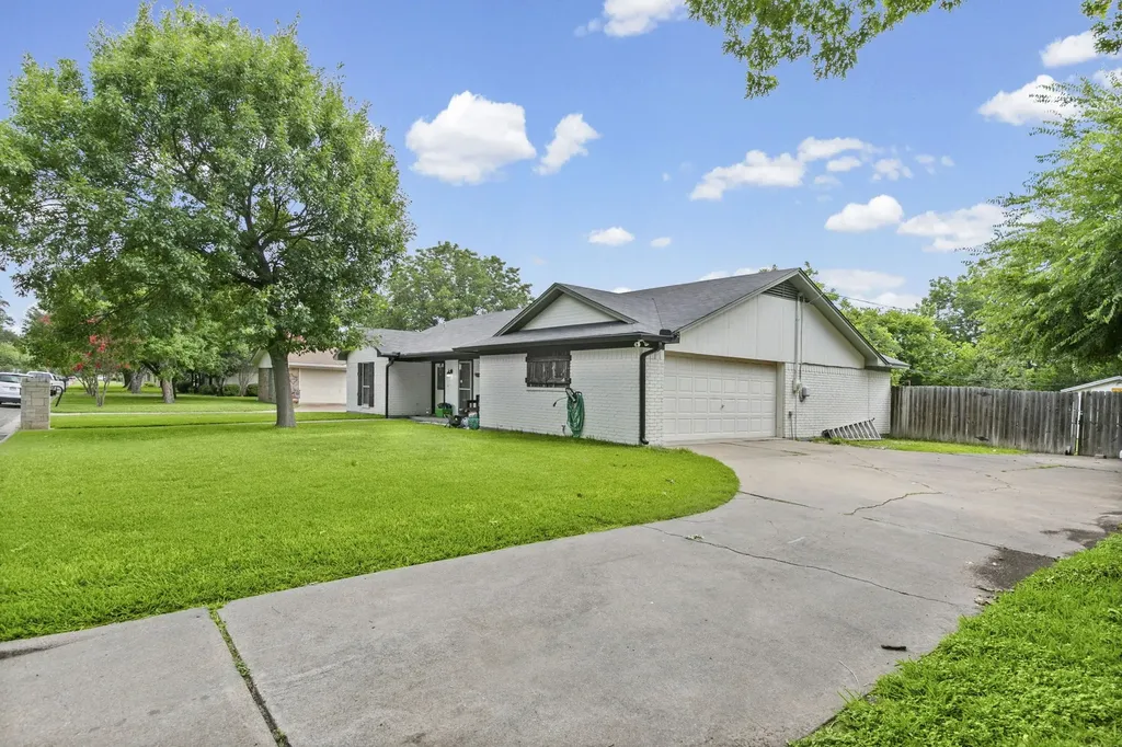 224 Crockett Hewitt TX 76643