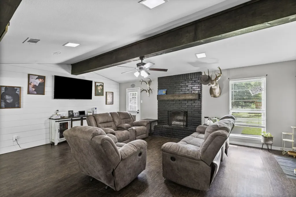 224 Crockett Hewitt TX 76643