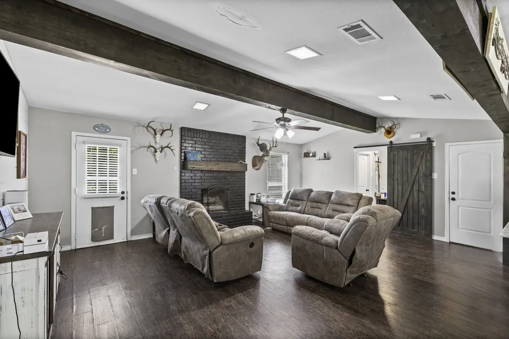 224 Crockett Hewitt TX 76643