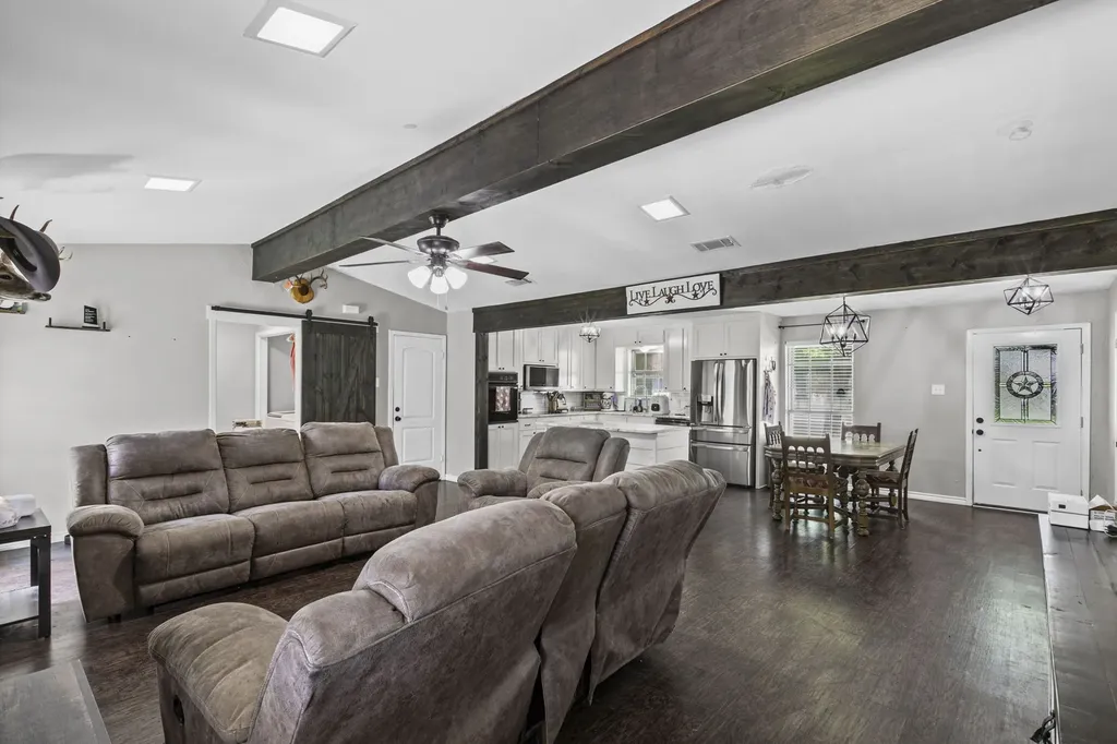 224 Crockett Hewitt TX 76643