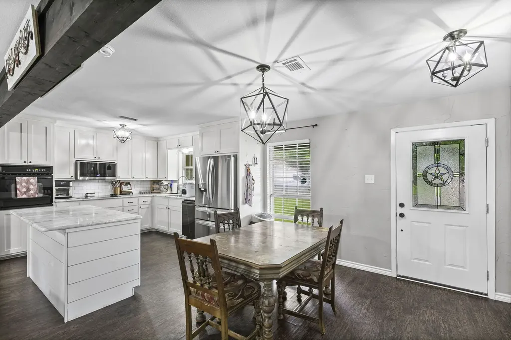 224 Crockett Hewitt TX 76643