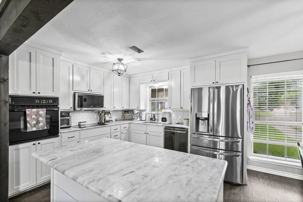 224 Crockett Hewitt TX 76643