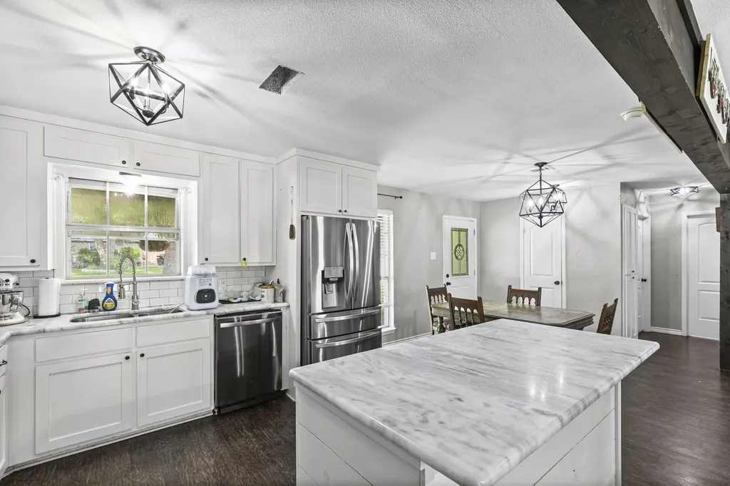 224 Crockett Hewitt TX 76643