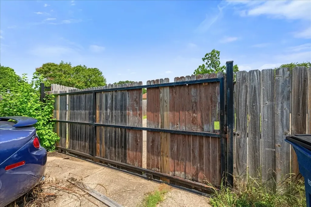 11623 Lochlynn Circle Dallas TX 75228