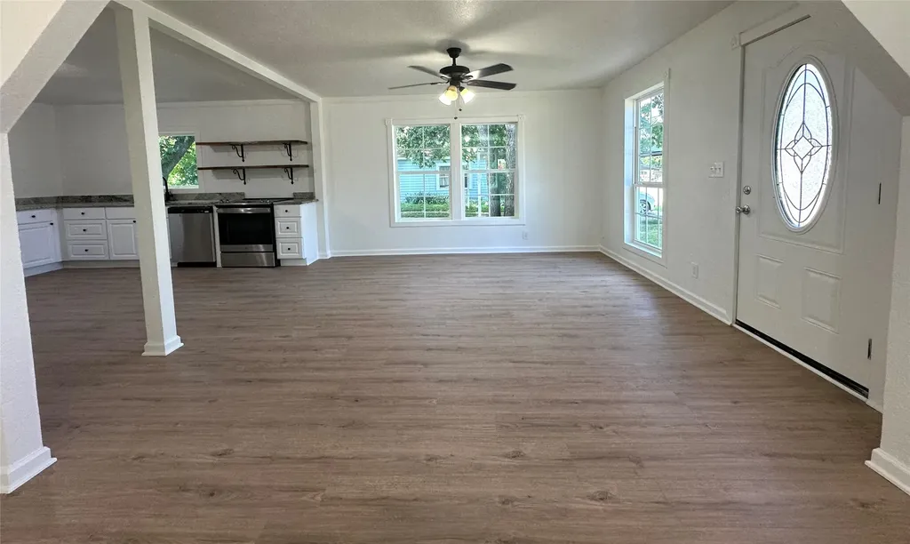 1007 N Lane Street Comanche TX 76442