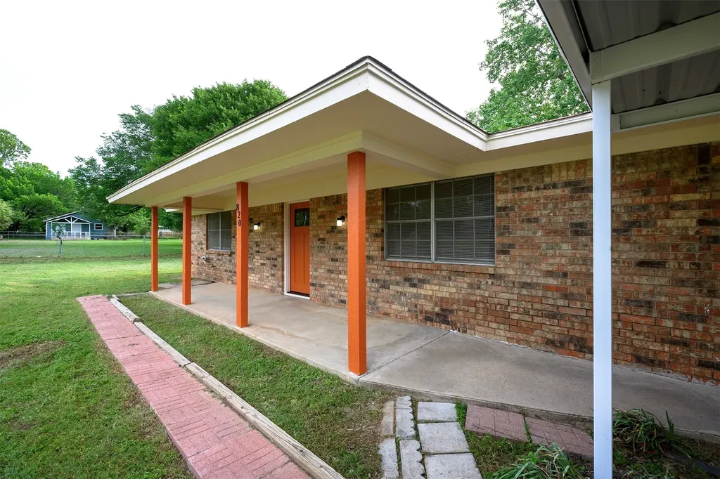 820 N Avenue A Springtown TX 76082