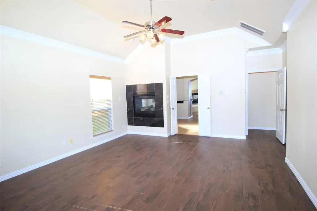 2719 Explorador Grand Prairie TX 75054