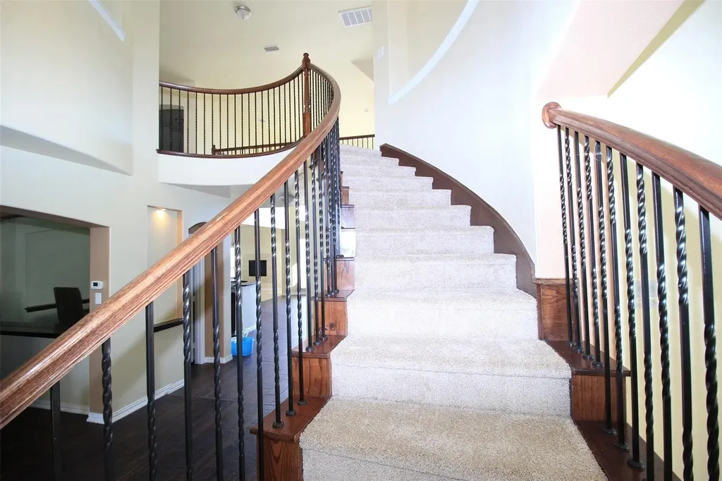 2719 Explorador Grand Prairie TX 75054