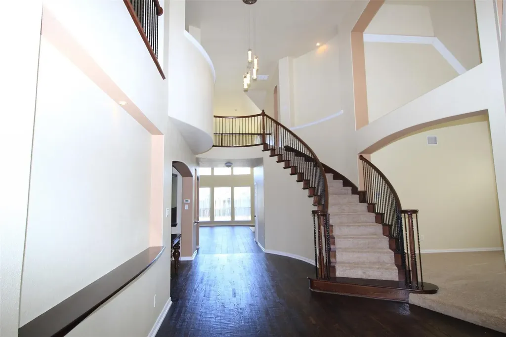 2719 Explorador Grand Prairie TX 75054